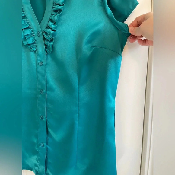 East 5th Large Green Sateen Ruffle Neck Cap Sleeve Tie waist belted blouse - Picture 8 of 9